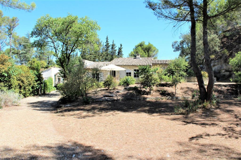 une maison au milieu d'un champ avec des arbres dans l'établissement La carrière Saint Rémy de Provence, à Saint-Rémy-de-Provence