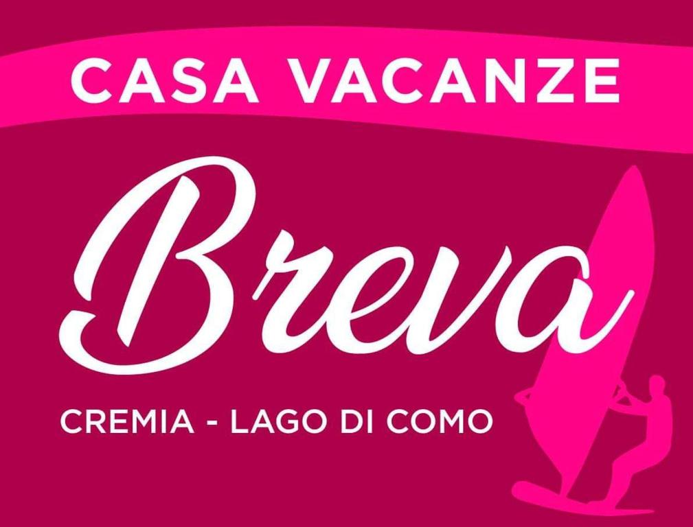 un cartello rosa che legge il Brasile con una tavola da surf di Casa Vacanze Breva a Cremia