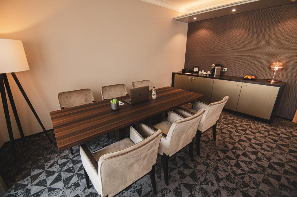Istumisnurk majutusasutuses GLANDON Rooms Elite