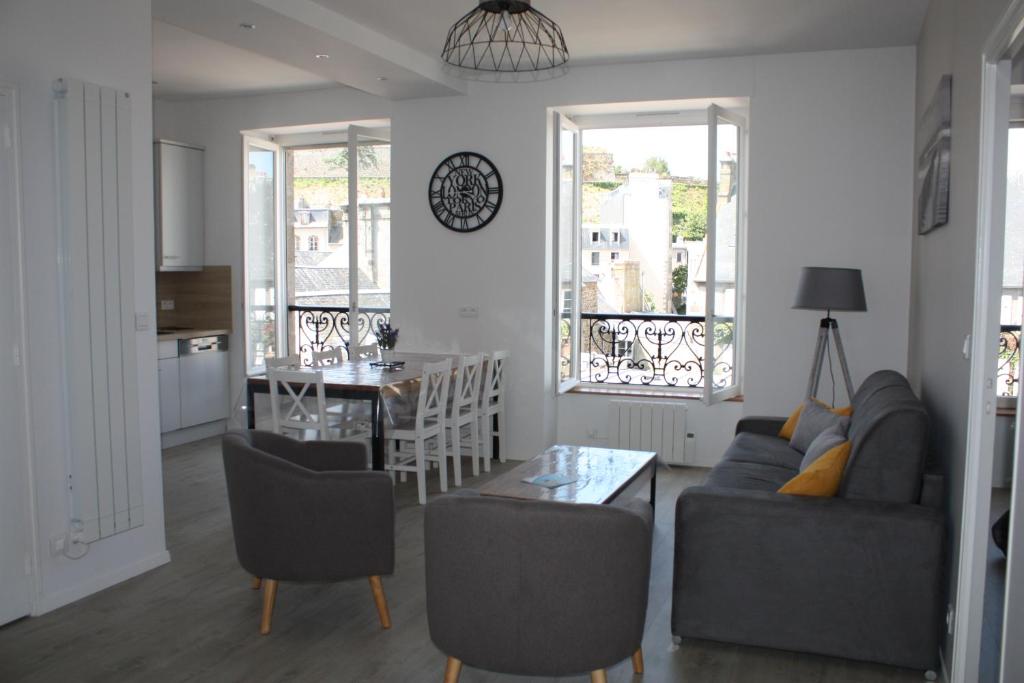 格朗維爾的住宿－L'ALBATROS，客厅配有沙发和桌子