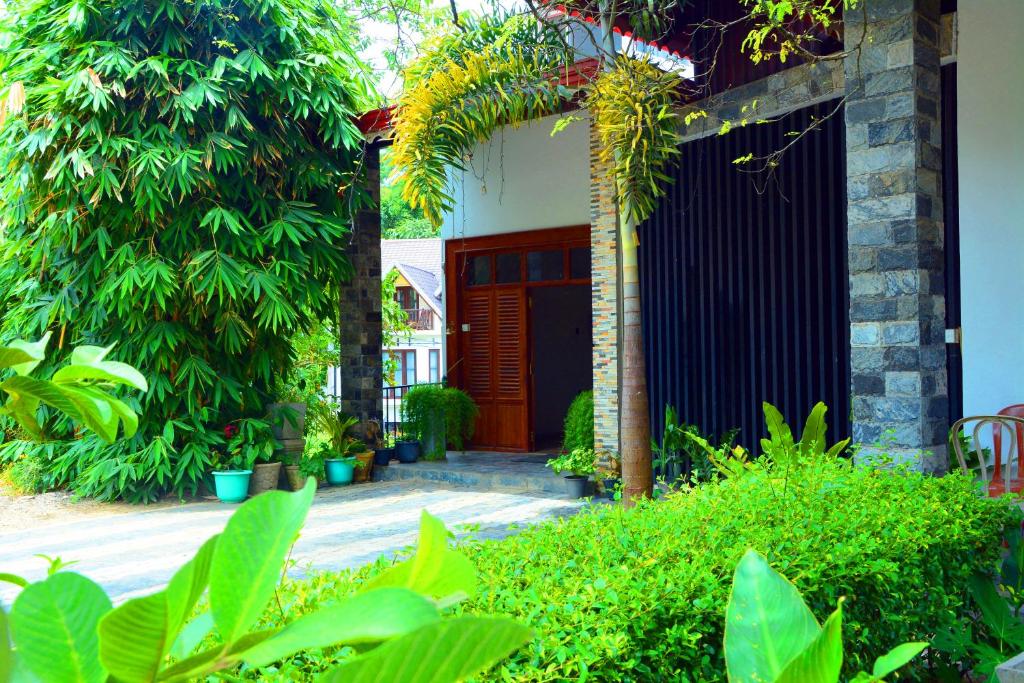 a house with a red door and some plants at Alrich Ella in Ella