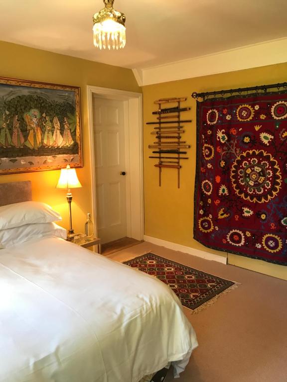 um quarto com uma cama e um quadro na parede em Corriebeg Cottage em Borris