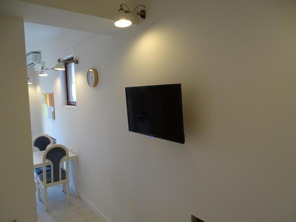 Televízia a/alebo spoločenská miestnosť v ubytovaní Job studio apartments