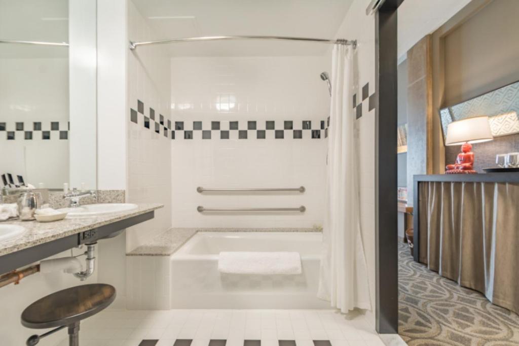 Proximity Hotel - Queen Room With Two Queen Beds