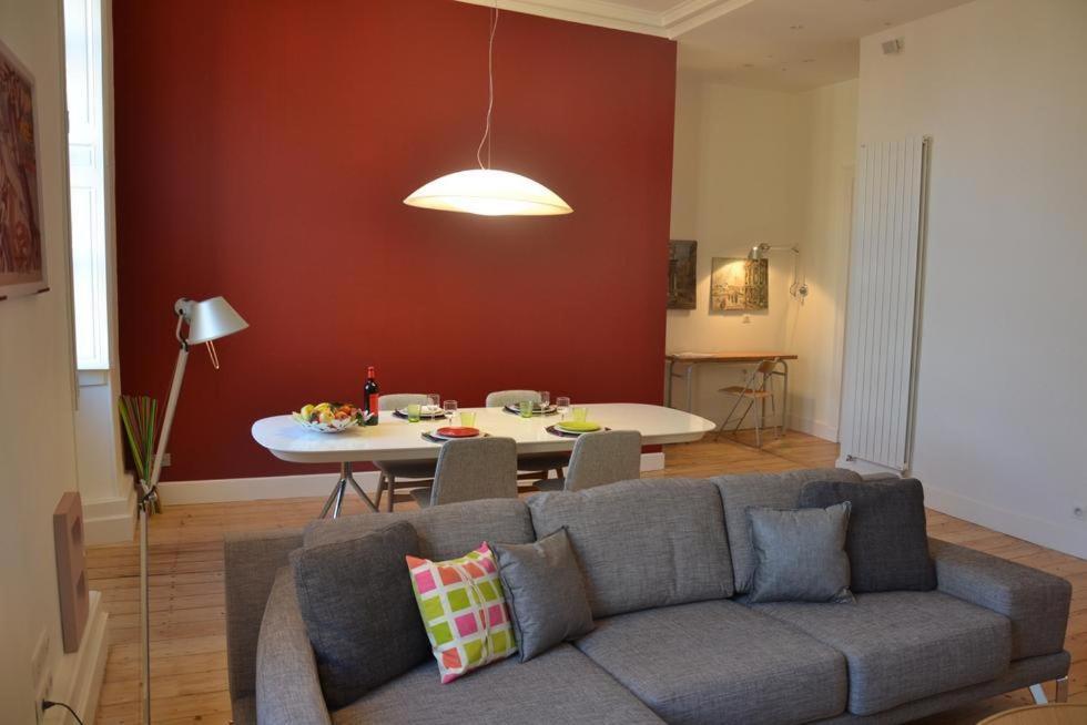 - un salon avec un canapé et une table dans l'établissement Burdigala Homes - Appart rue Ausone, à Bordeaux