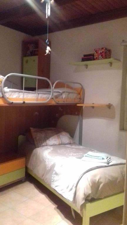 เตียงสองชั้นในห้องที่ L' Albarosa affittacamere e b&b