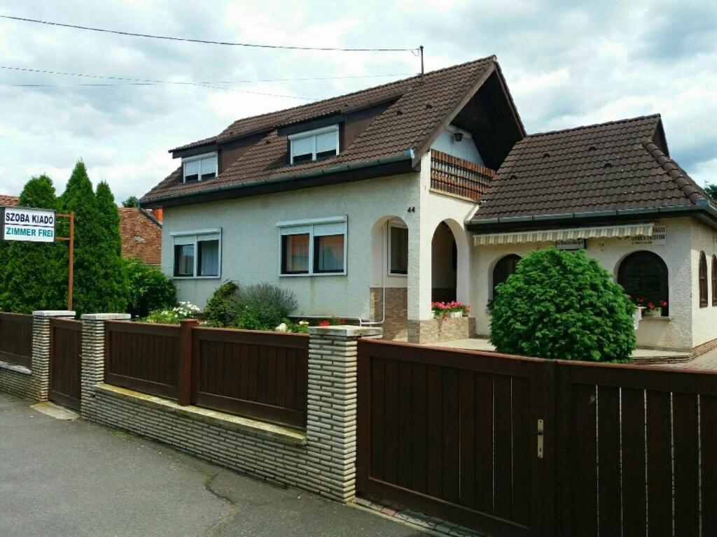 una casa con una valla de madera y una puerta en Vincze Vendégház, en Körmend