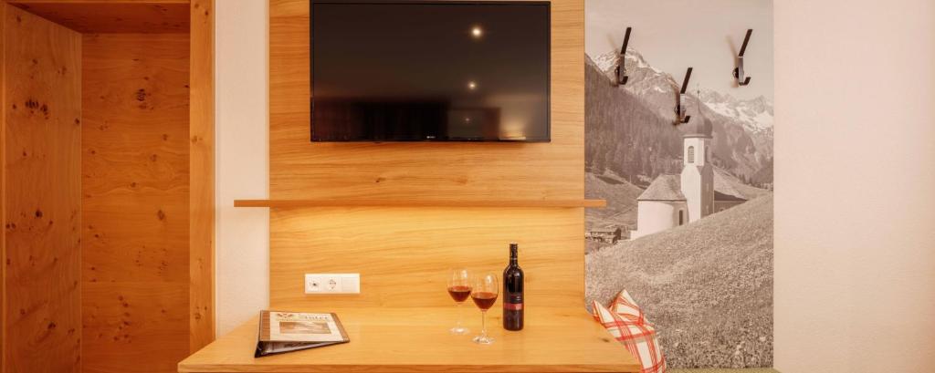 TV a/nebo společenská místnost v ubytování Landgasthof Adler