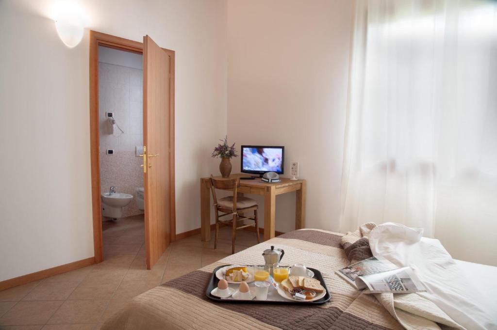 A television and/or entertainment centre at Agriturismo Ai Carpini