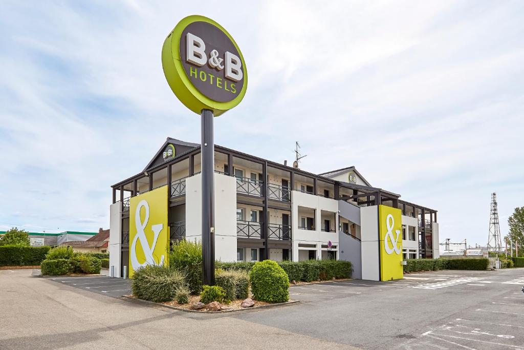 ein Schild vor einem Berk-Hotel in der Unterkunft B&B HOTEL CAEN Sud in 