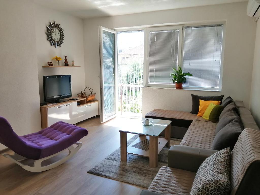 uma sala de estar com um sofá e uma mesa em Apartment Marija em Ohrid