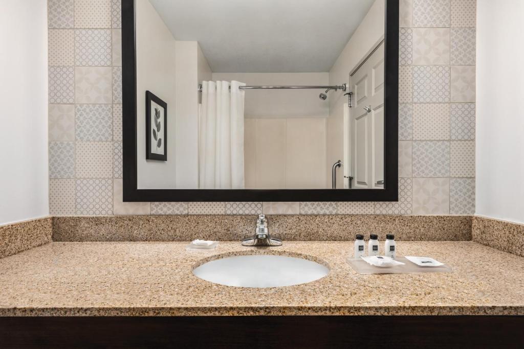 Country Inn & Suites by Radisson, Green Bay East, WI photo