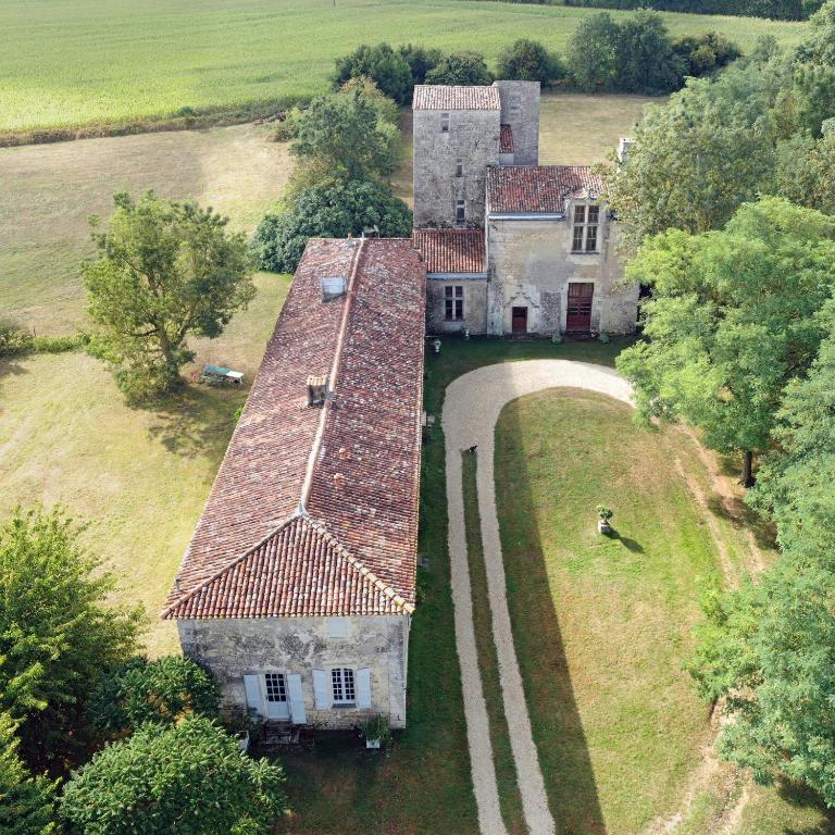 uma vista aérea de uma antiga casa num campo em Chateau De Champdolent em Champdolent