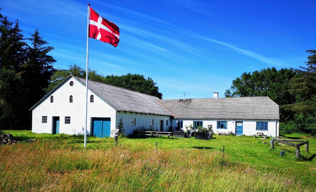 FrøstrupにあるGlædegårdenの白家の前を飛ぶカナダ旗