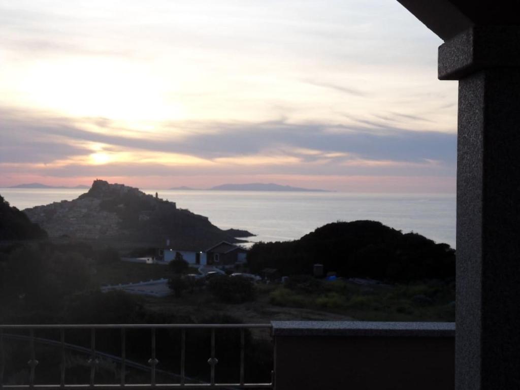 balkon z widokiem na ocean i zachody słońca w obiekcie belvedere w mieście Castelsardo