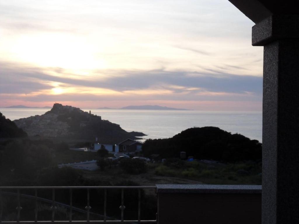 desde un balcón con vistas al océano al atardecer en belvedere, en Castelsardo