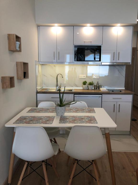 Kuchyň nebo kuchyňský kout v ubytování Lakones Deluxe Suites A