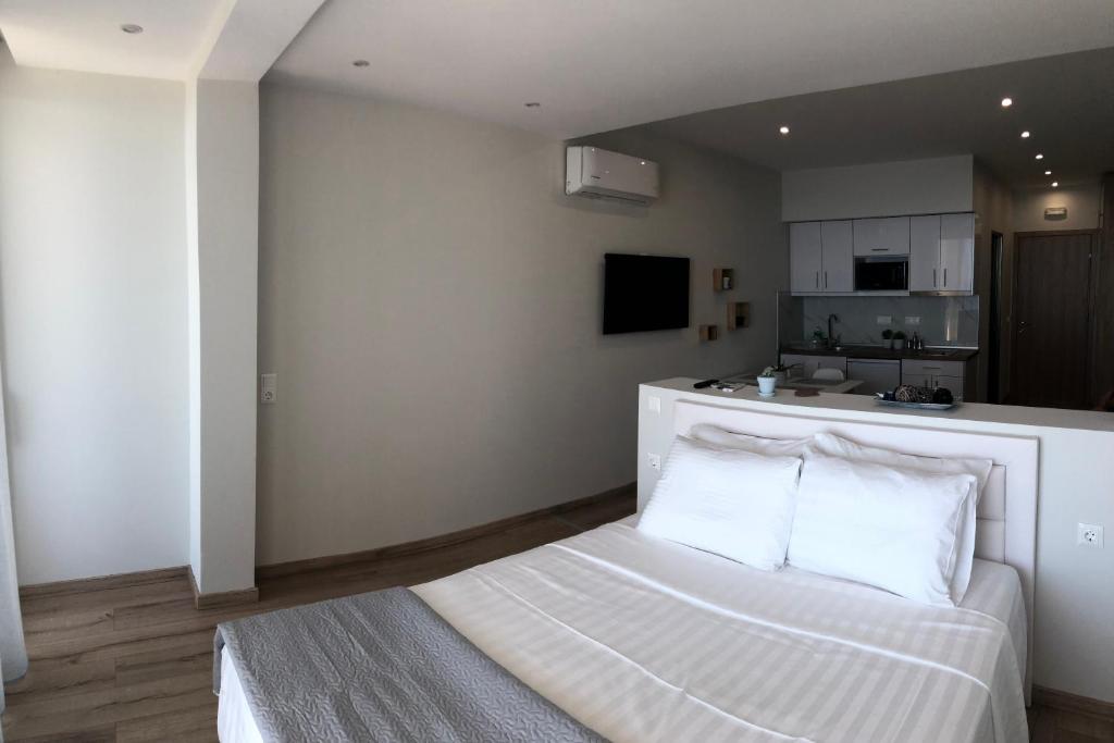 TV a/nebo společenská místnost v ubytování Lakones Deluxe Suites A