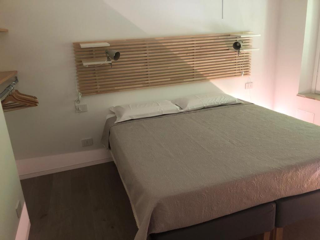 耶西的住宿－Ibisco Affittacamere，一间卧室设有一张大床和窗户