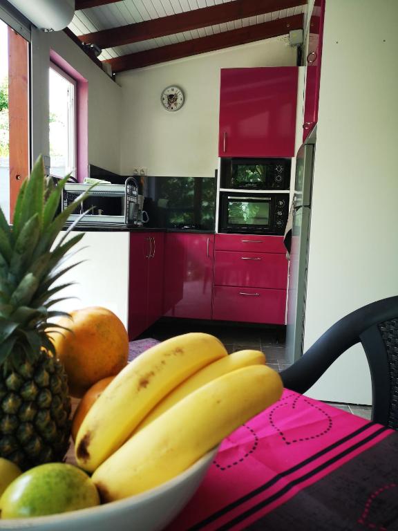 a bowl of fruit on a table in a kitchen at Ti Coco in Trois-Rivières
