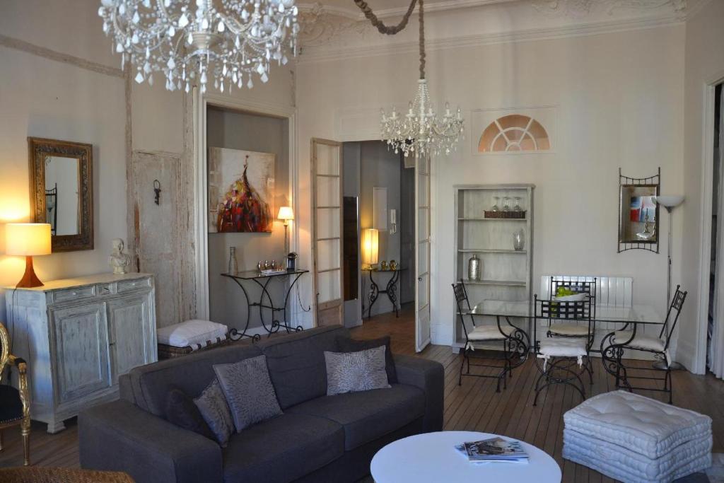 sala de estar con sofá y mesa en Burdigala Homes - Appart Duffour Dubergier, en Burdeos