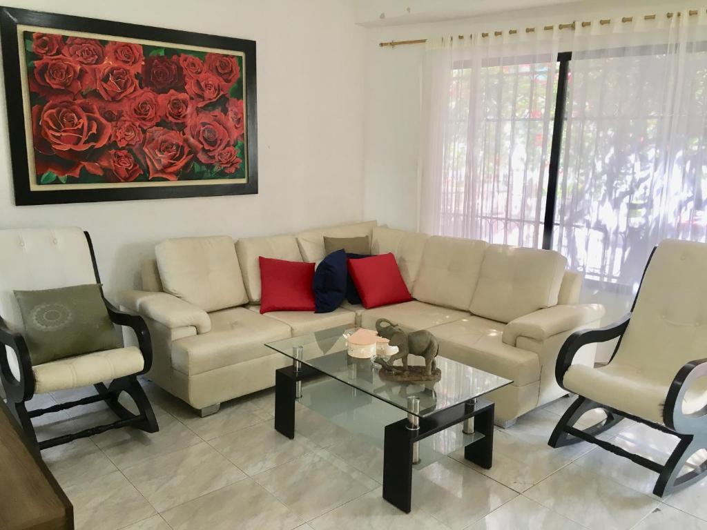 een woonkamer met een bank en 2 stoelen bij Alojamiento Arte y Salud in Cartagena