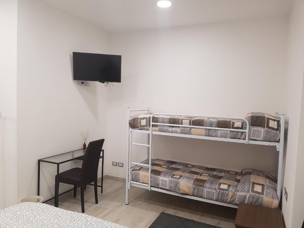 una camera con due letti a castello e una scrivania di Guest House Via Milano a Catanzaro