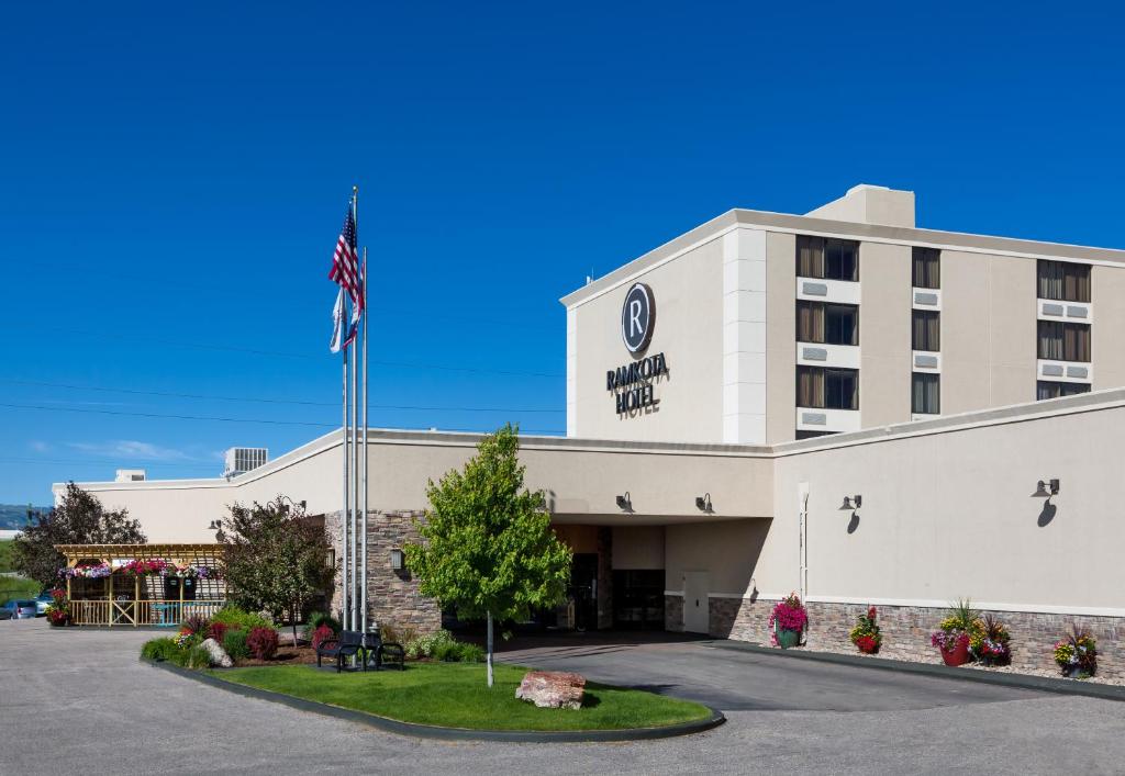una representación del frente de un hotel en Ramkota Hotel - Casper, en Casper