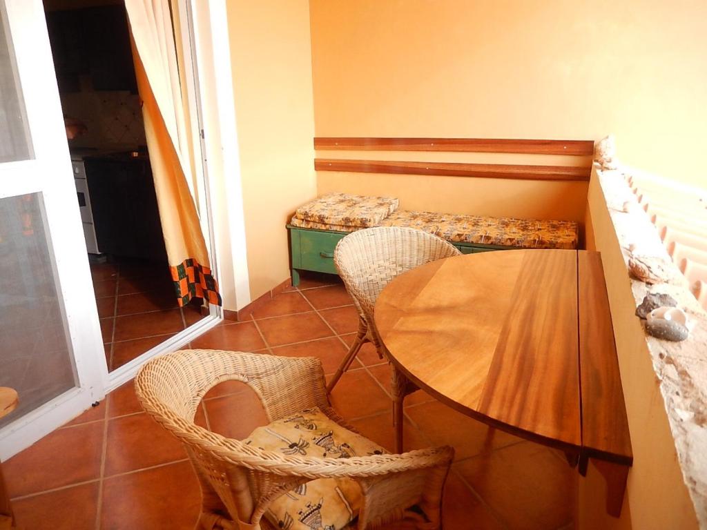 Residenz Stella Maris Apartment Strela في Calheta Do Maio: غرفة طعام مع طاولة وكراسي