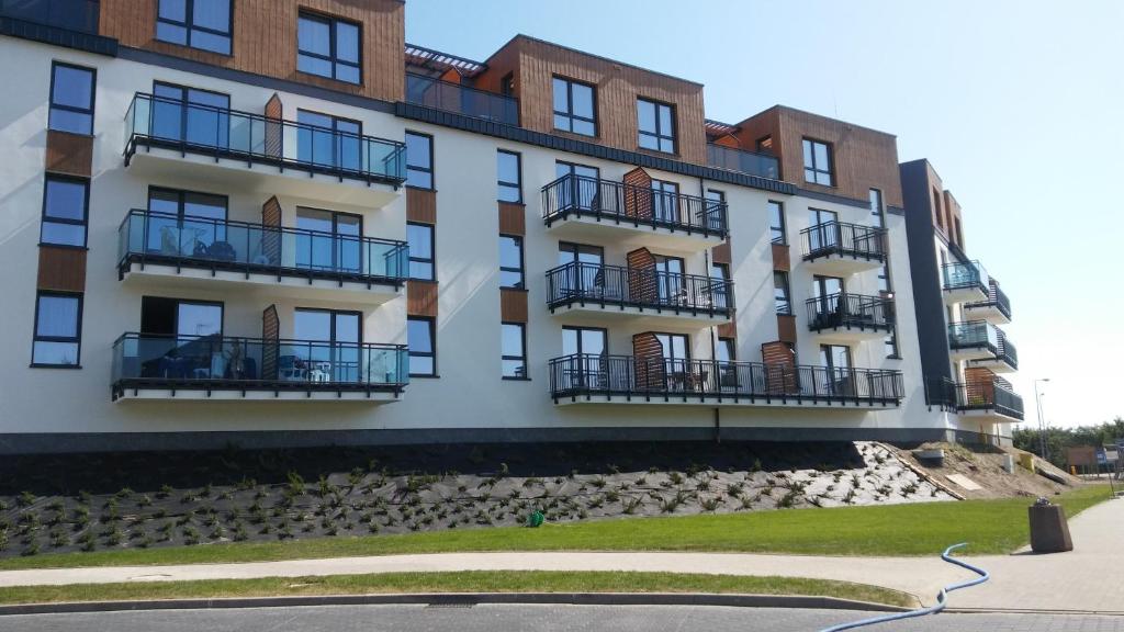 een gebouw met balkons aan de zijkant bij APARTAMENT W BEL MARE in Międzyzdroje