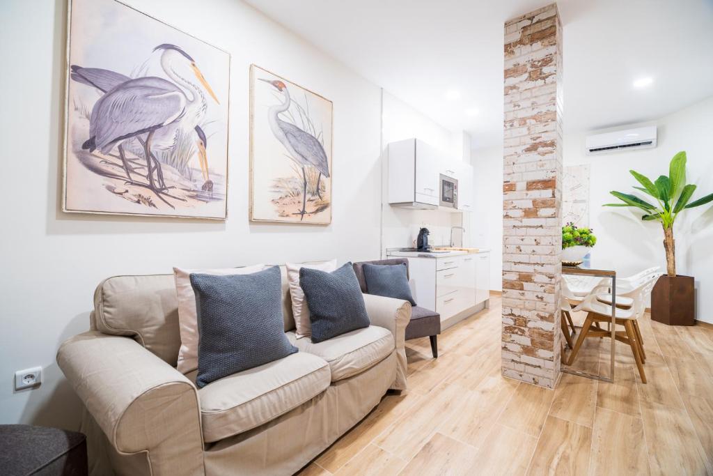 sala de estar con sofá y mesa en A&S APARTAMENTOS MALAGA I en Málaga