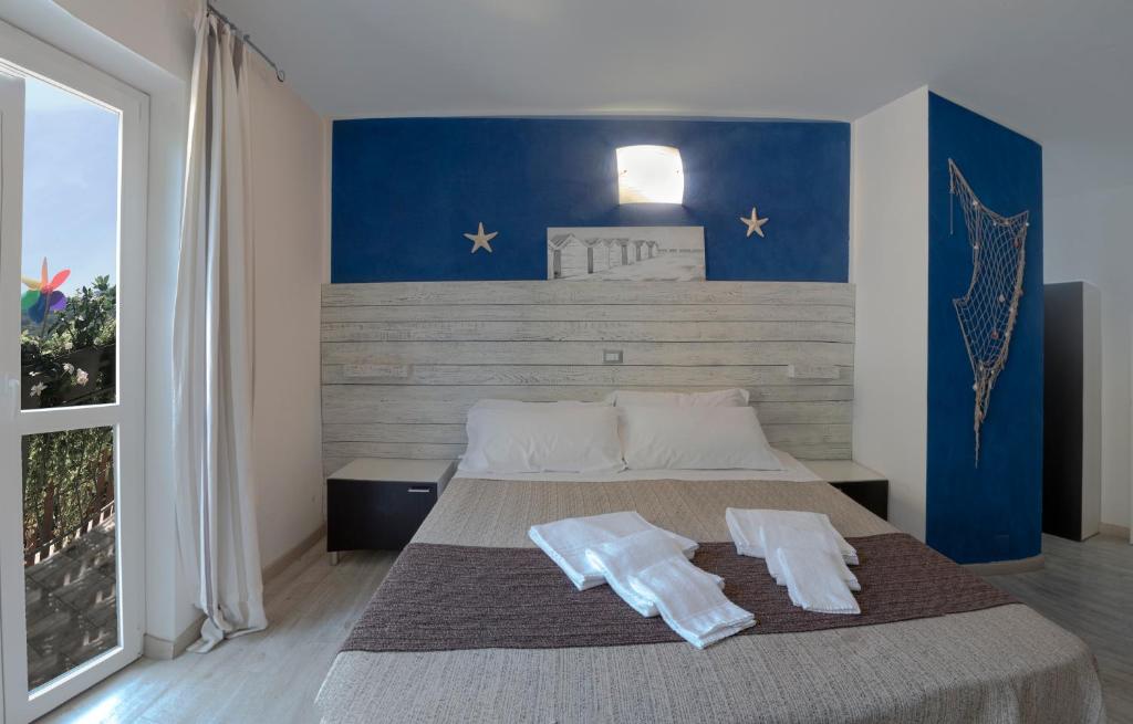 ein Schlafzimmer mit einem Bett mit zwei Handtüchern darauf in der Unterkunft Albergo Serena in Lerici