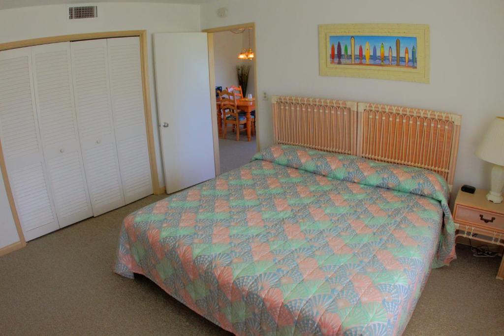 1 dormitorio con 1 cama con colcha colorida en Delray Breakers on the Ocean, en Delray Beach