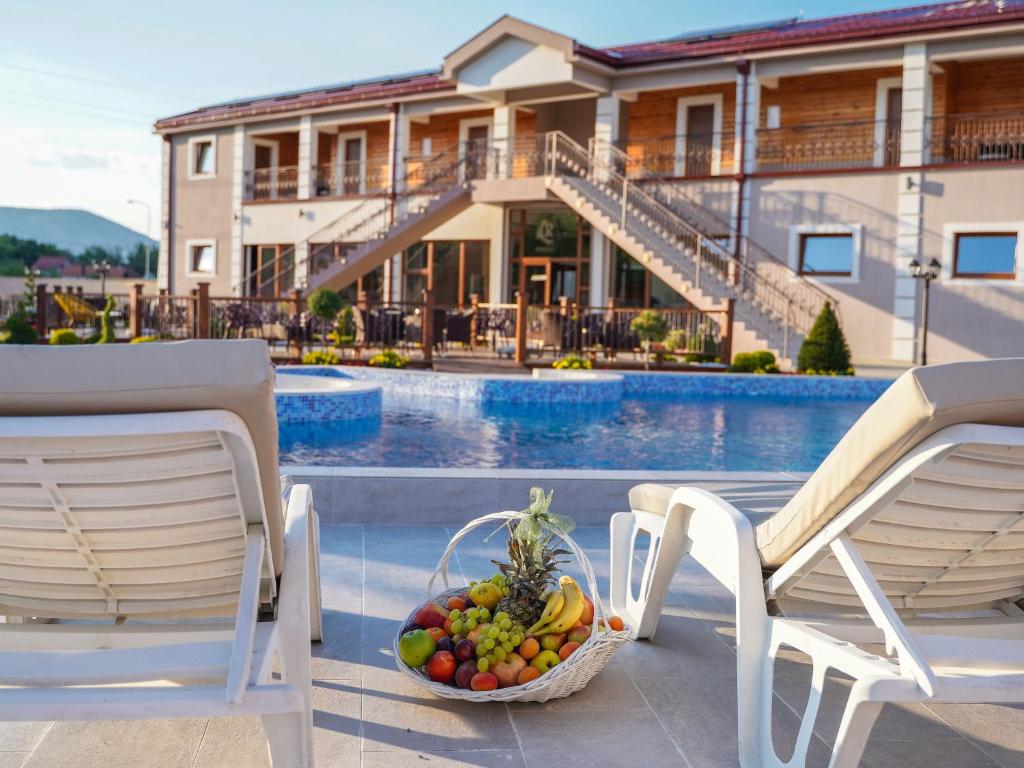 Exterior view with double and single beds