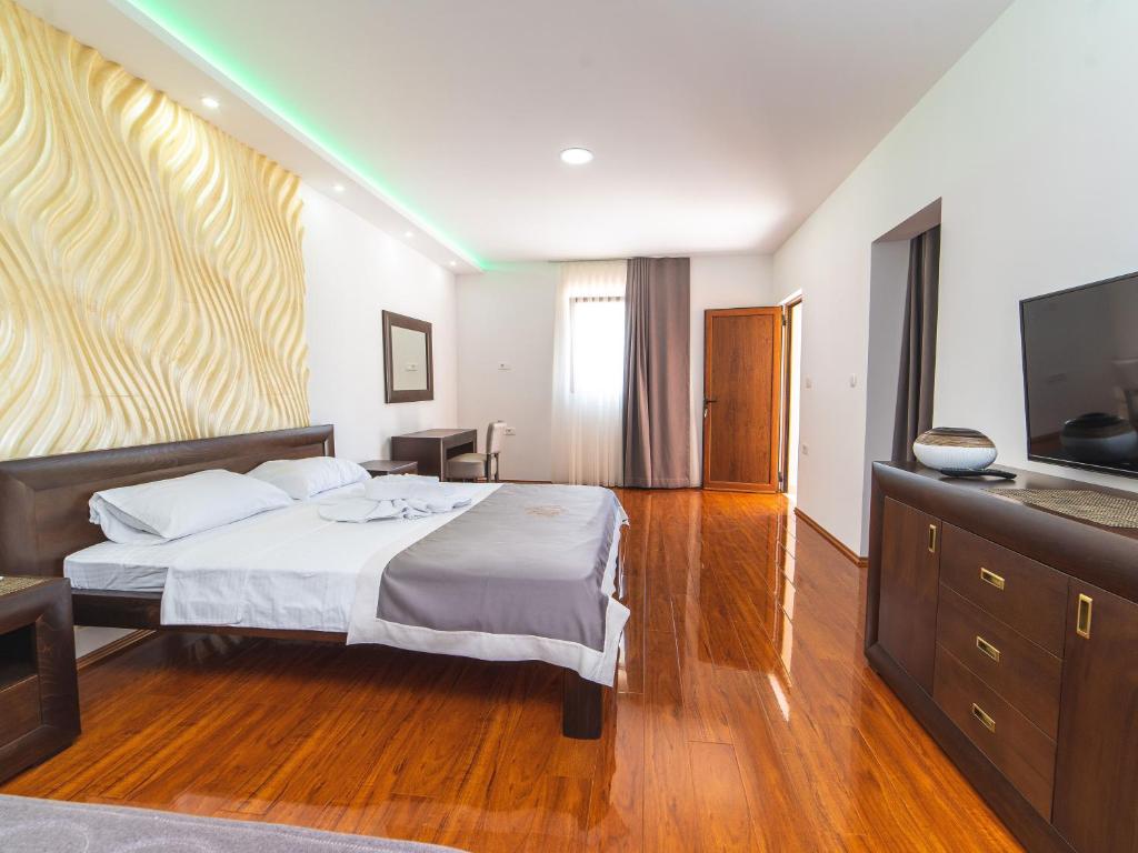 Twin room with teal accents