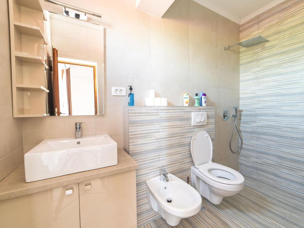 Walk-in shower with rain head
