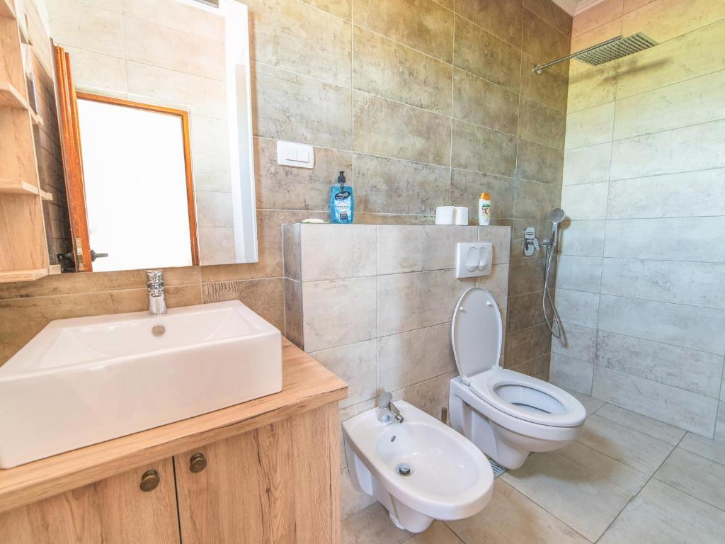 Suite bathroom with mirror wall