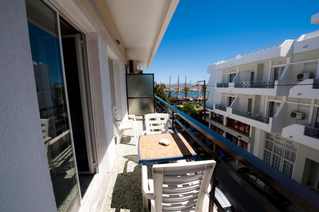 balkon ze stołem i krzesłami na budynku w obiekcie Veroniki Hotel w mieście Kos