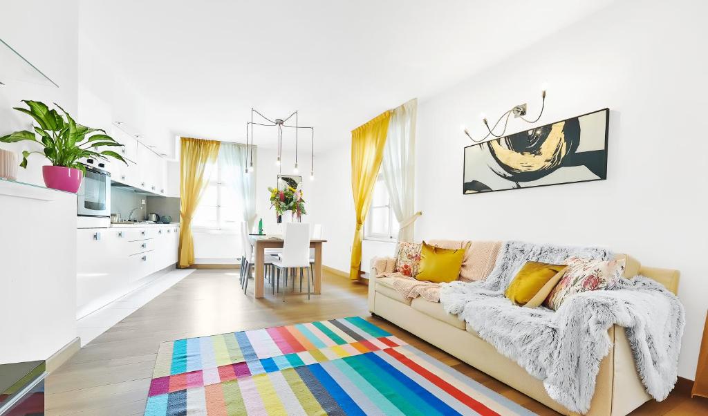 een woonkamer met een bank en een kleurrijk tapijt bij Petrská Residence in Praag