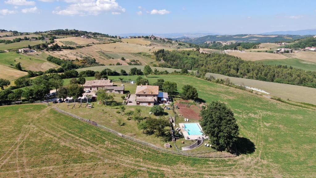 una vista aerea di una casa su una collina di Cerqueti agriturismo a Baschi