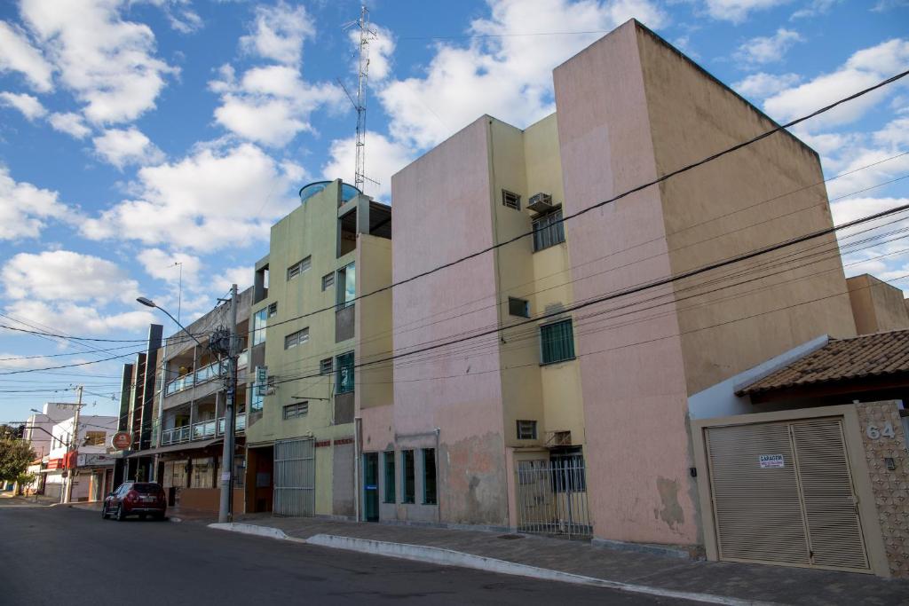 a building on the side of a street at Novo Hotel Paraopeba in Paraopeba