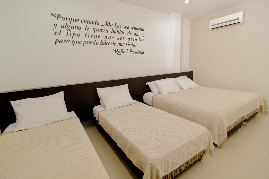 Postel nebo postele na pokoji v ubytování Hotel Maranata Valledupar