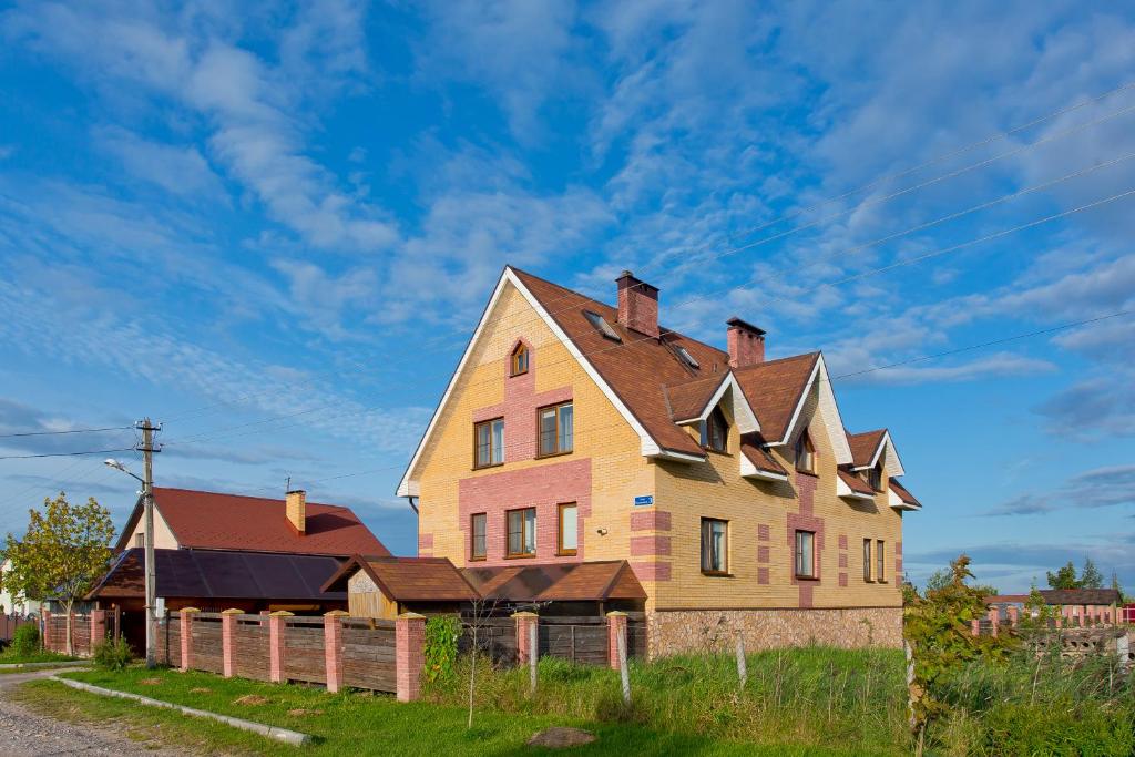 an old house on the side of a road at Guest House Tri Klena in Velikiy Novgorod