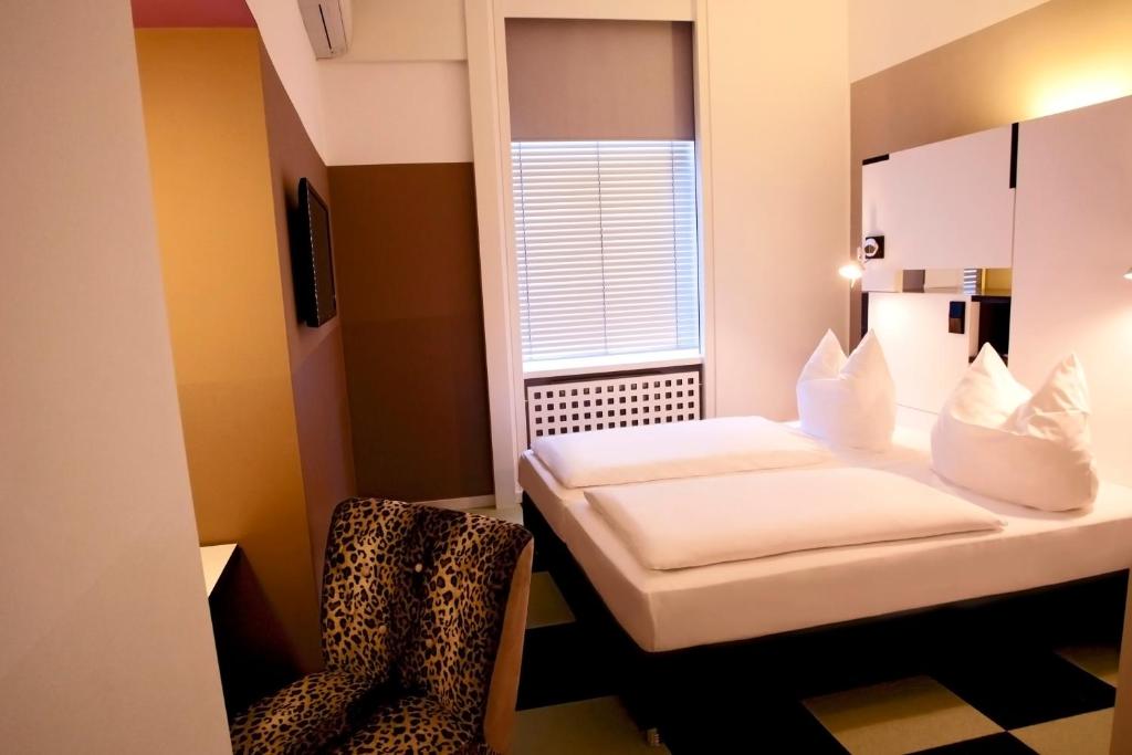 Postel nebo postele na pokoji v ubytování Hotel Cristall - Frankfurt City