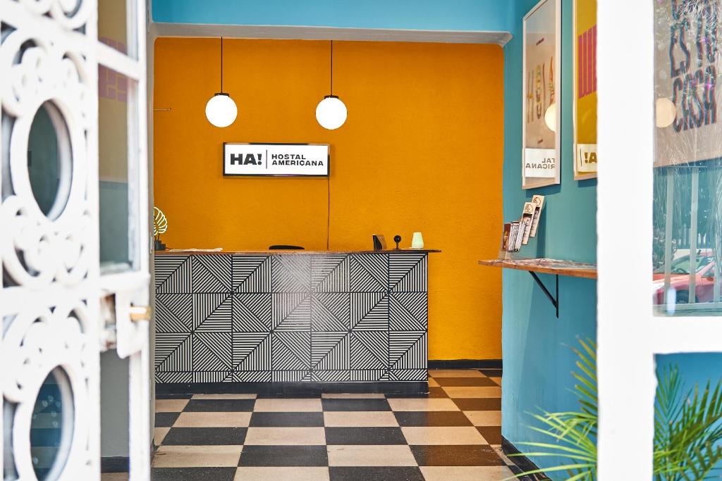 a room with orange walls and a checkered floor at Hostal Americana in Guadalajara