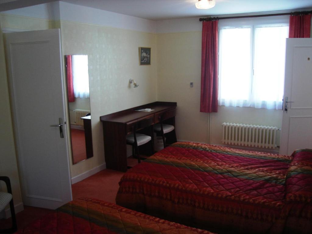Postel nebo postele na pokoji v ubytování Hôtel Beauséjour