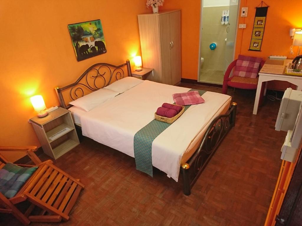 una camera con un grande letto e un bagno di Meechok Home a Chiang Mai