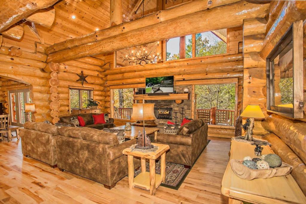 uma sala de estar num chalé de madeira em Laurel Creek Hideaway em Gatlinburg