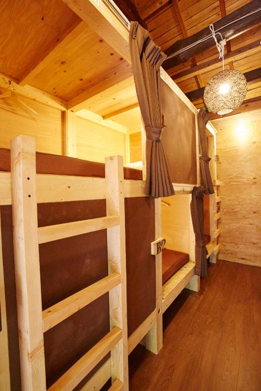 Palanda nebo palandy na pokoji v ubytování Guest House Preta Torami