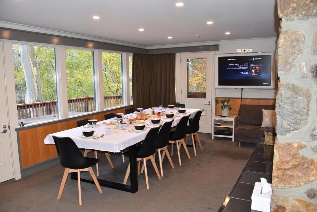 TV a/nebo společenská místnost v ubytování Pure Chalet Thredbo